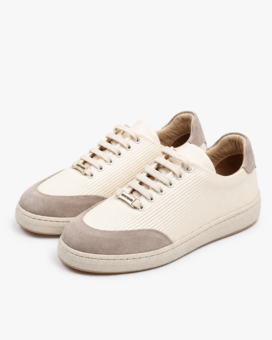 Adidași cu design texturat