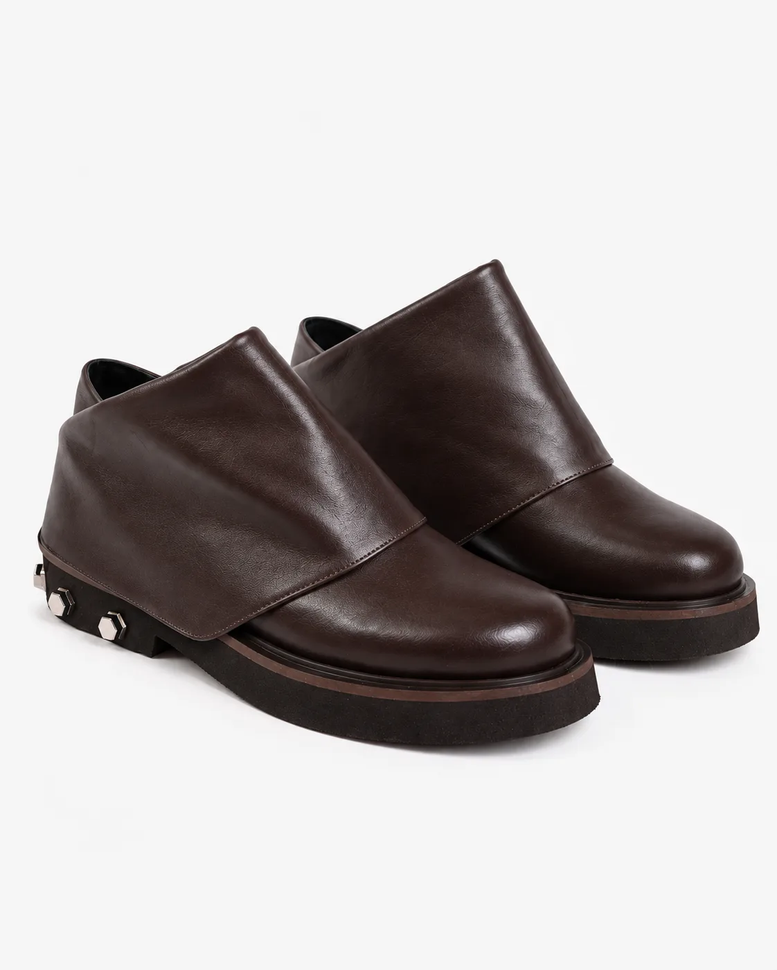 Botine cu design asimetric
