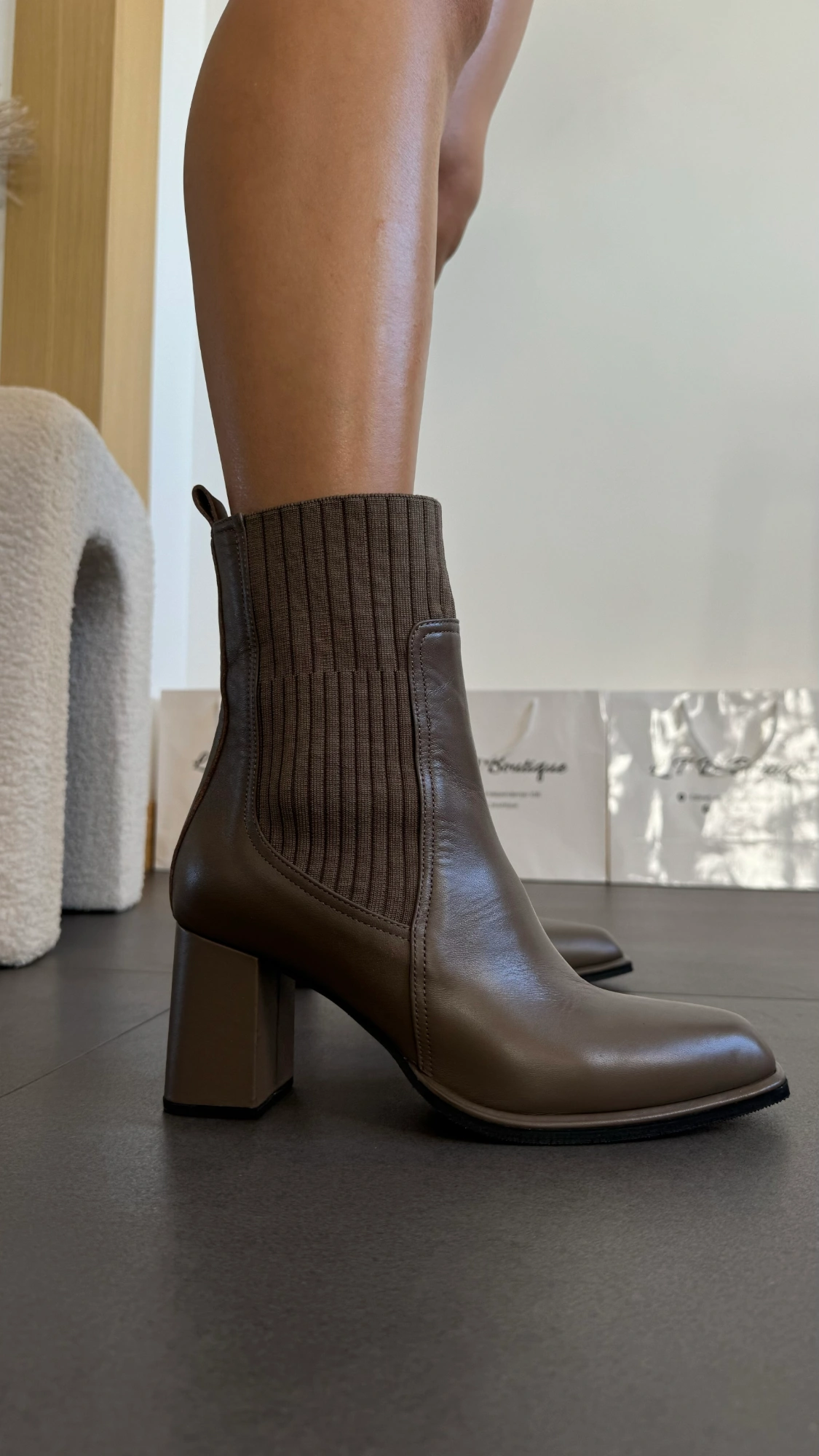 Botine de toamnă cu toc gros. — fotografia 3 din 4