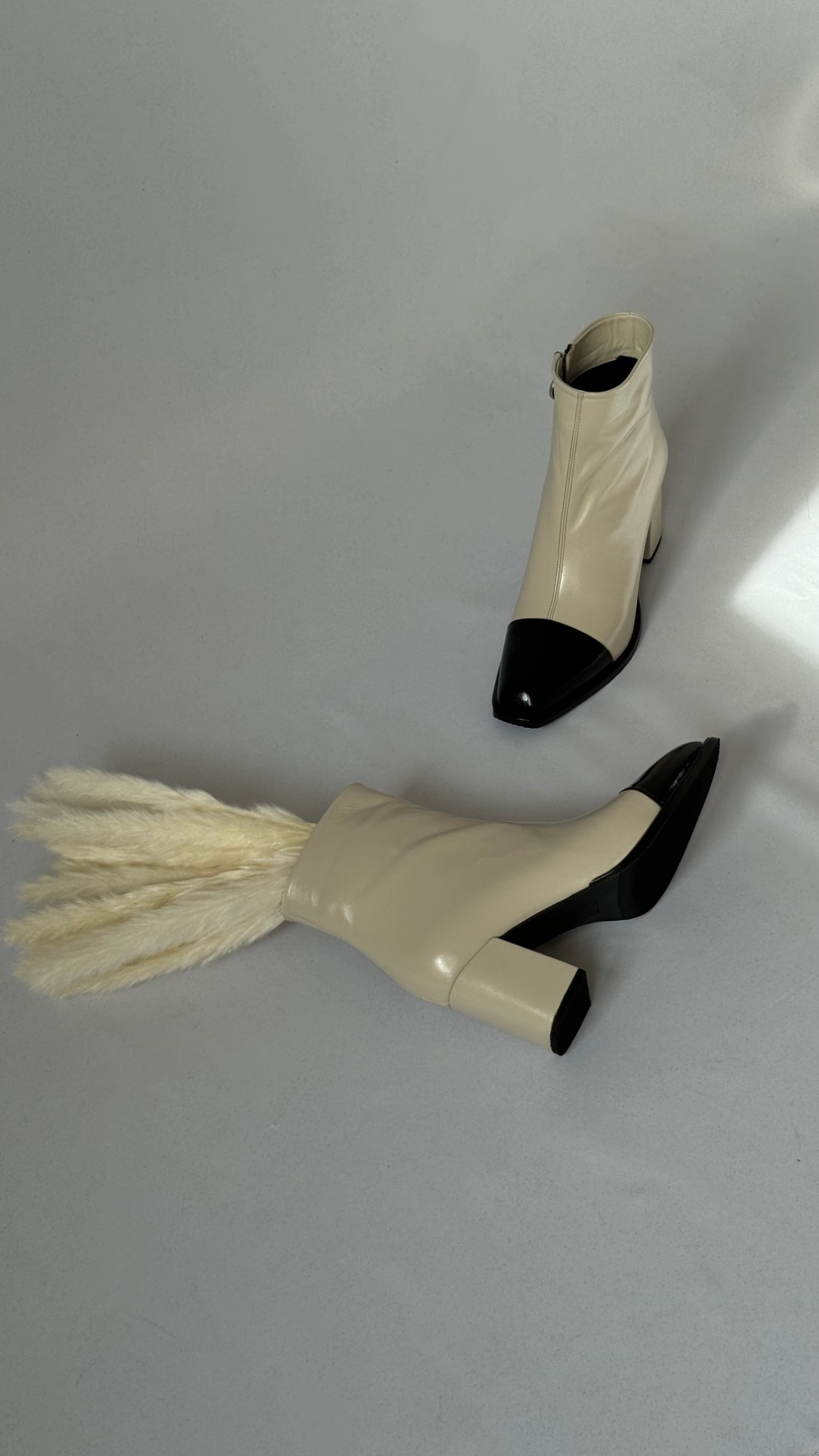 Botine în nuanțe de crem și negru — fotografia 3 din 4