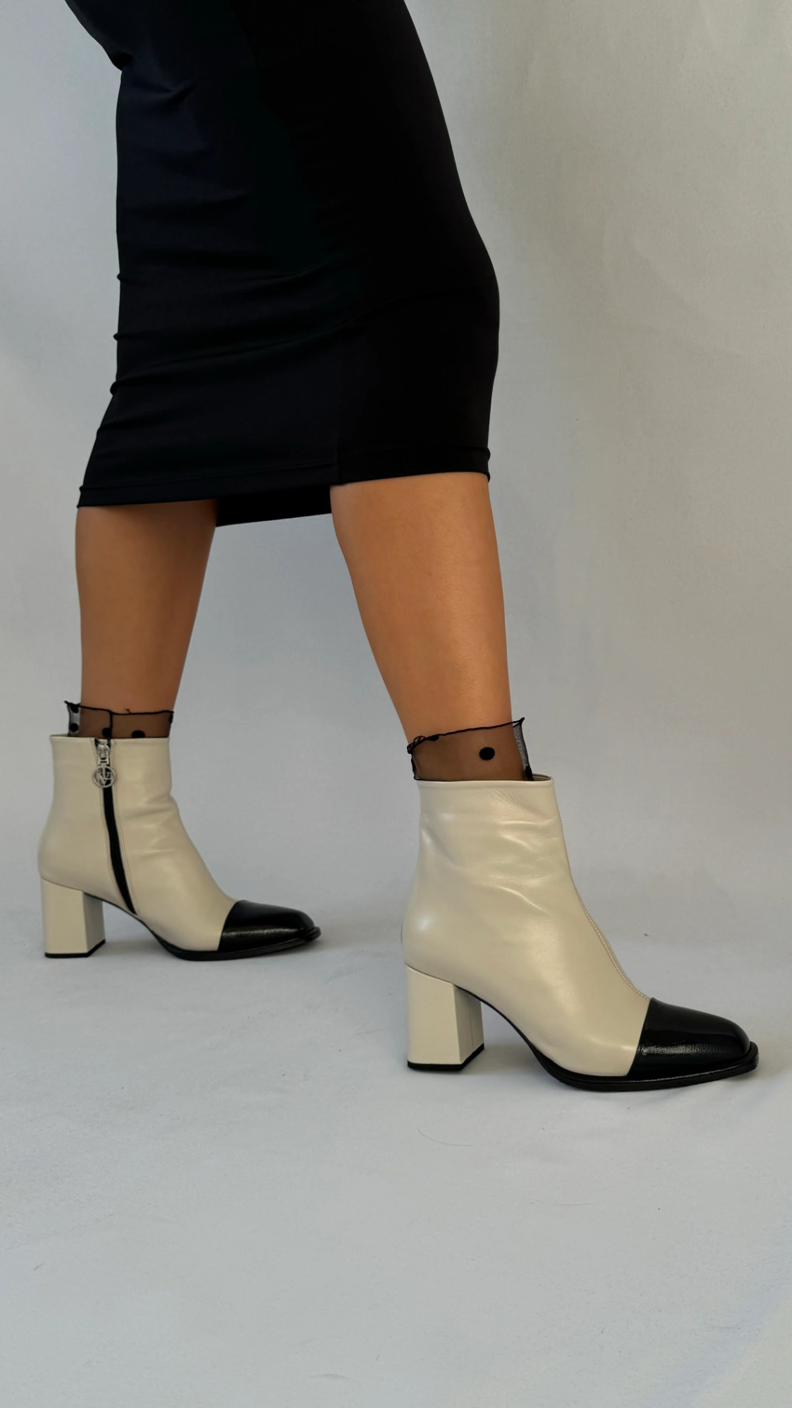 Botine în nuanțe de crem și negru — fotografia 4 din 4