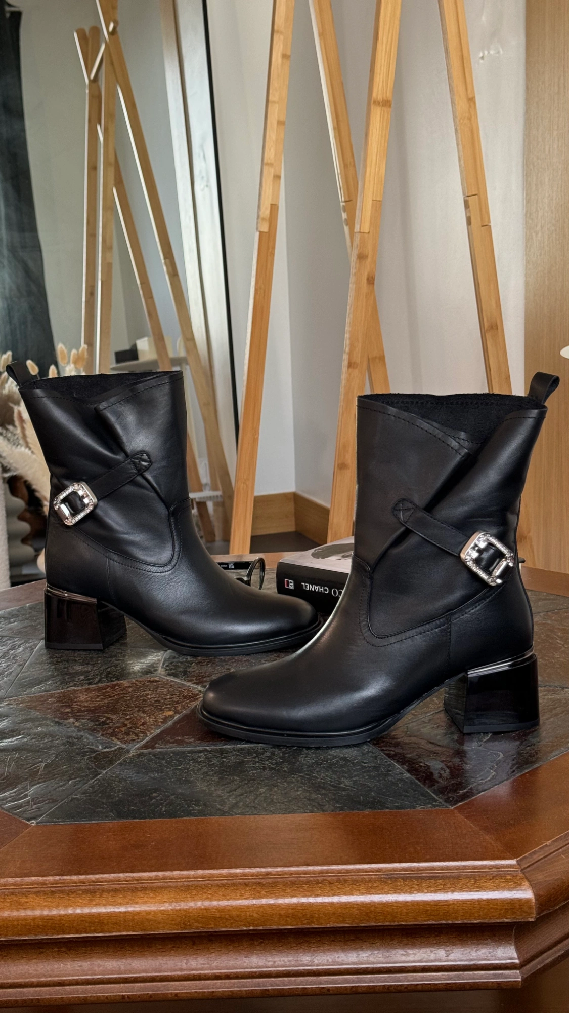 Botine de iarnă din piele cu cataramă