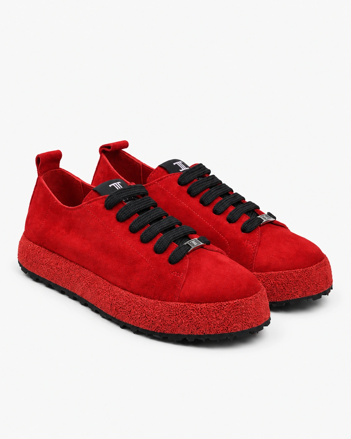 Adidași roșii cu șireturi negre