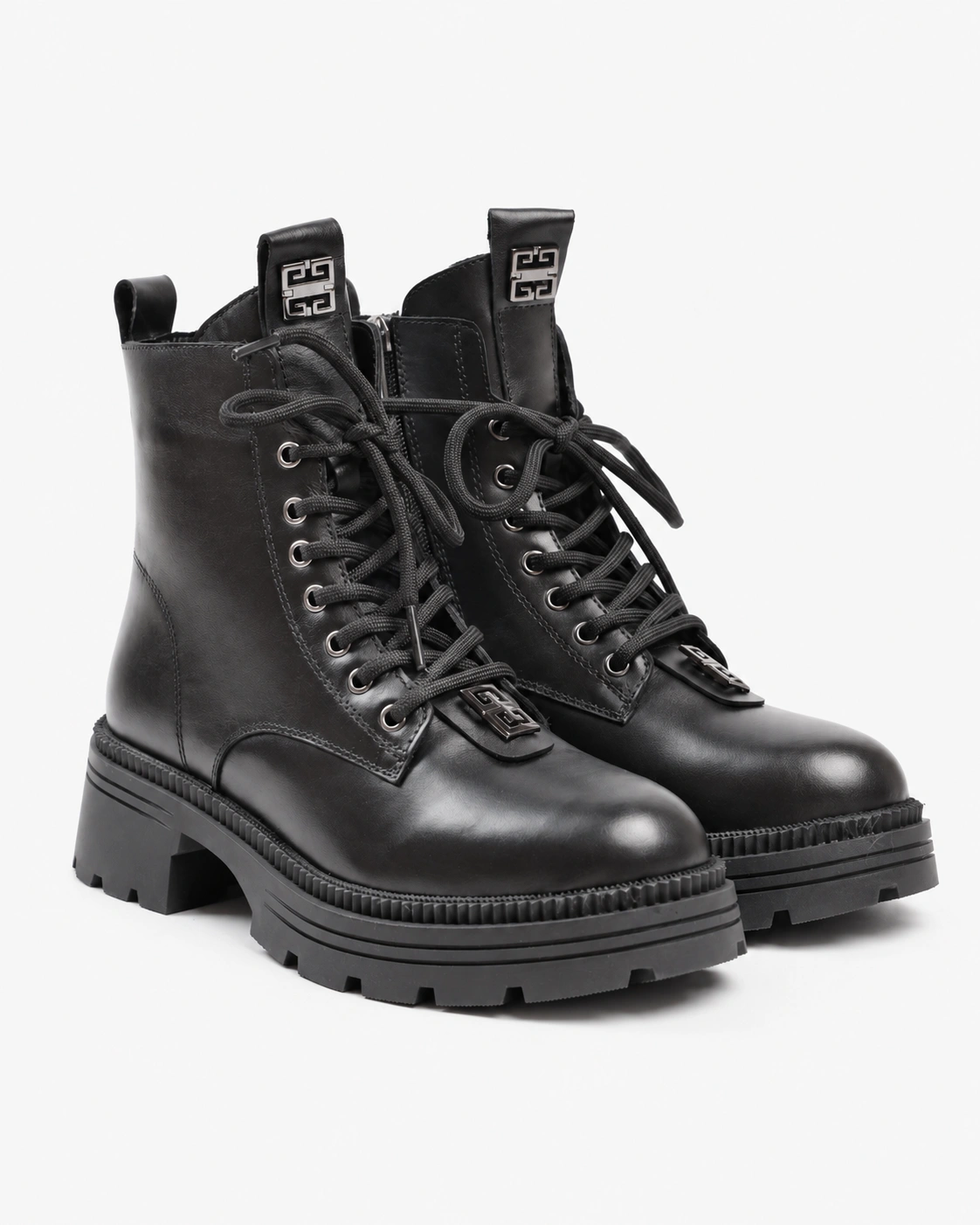 Botine înalte cu accente metalice