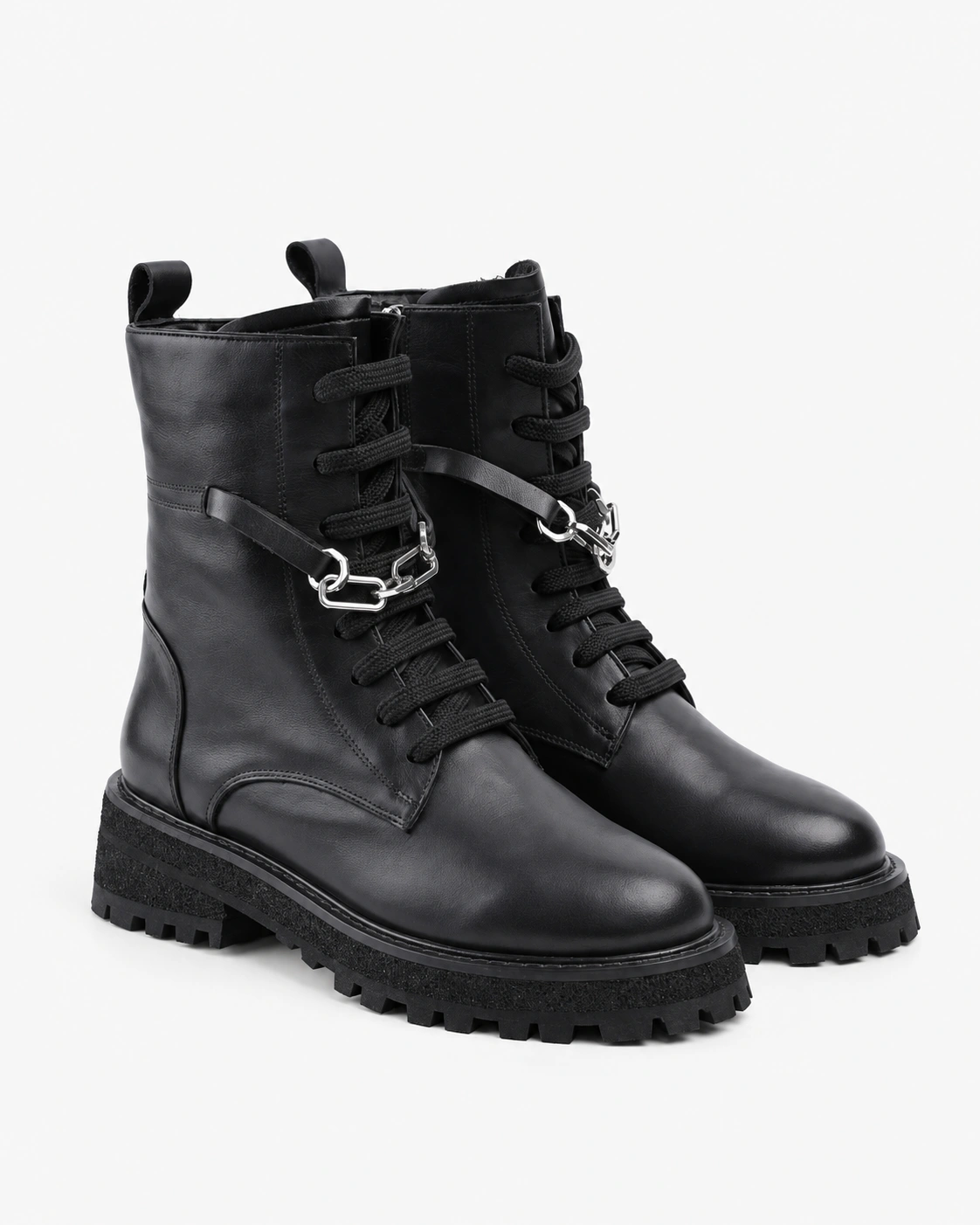 Botine din piele cu lanț decorativ