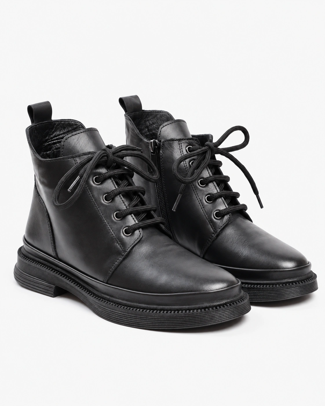 Botine din piele cu șireturi