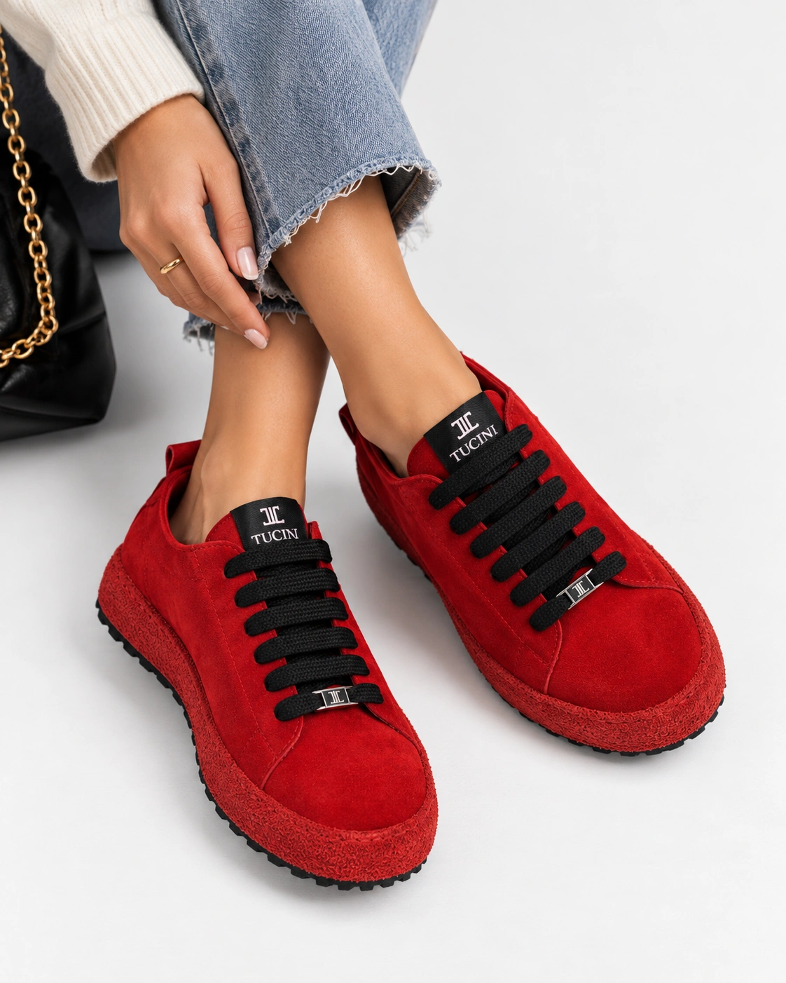 Adidași roșii cu șireturi negre — fotografia 5 din 5