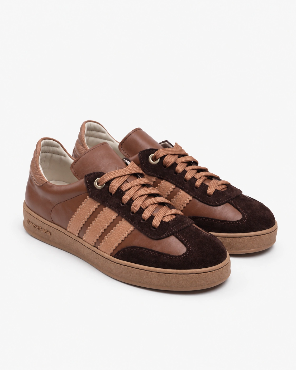 Adidași în nuanțe de caramel